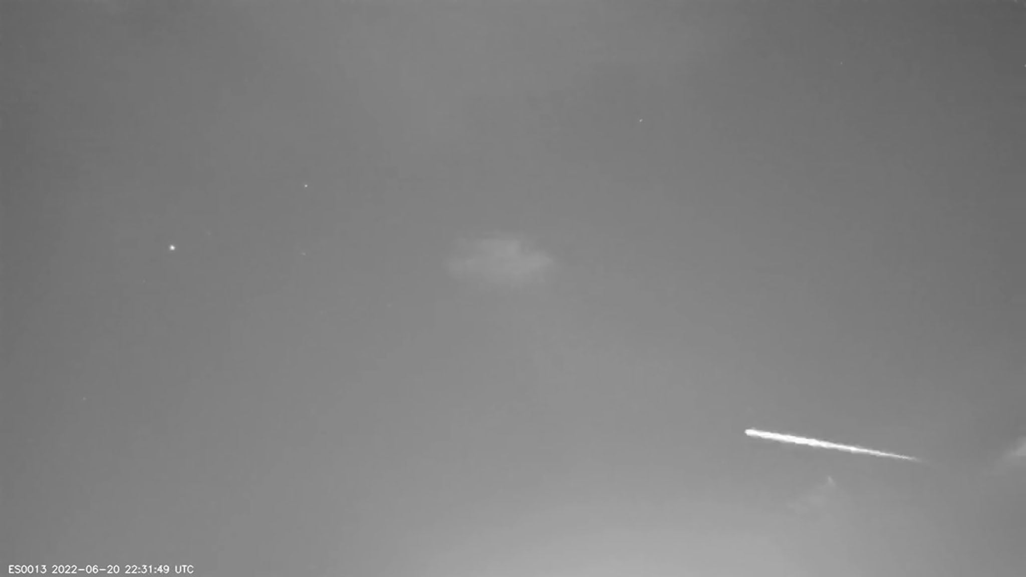 Captura del momento en qué se capta los restos espaciales de un cohete sobre Dénia