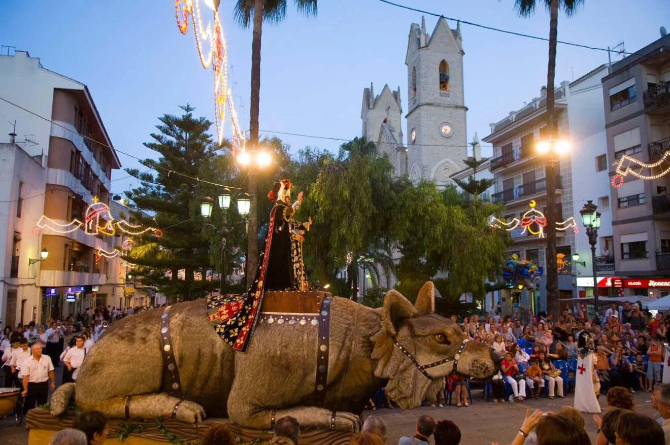 Carroza cristiana en el gran desfile de gala de Moros y Cristianos de Benissa 2008