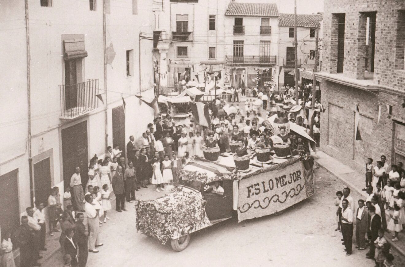 Carrozas en las fiestas pegolinas de 1954 - Arxiu Municipal de Pego