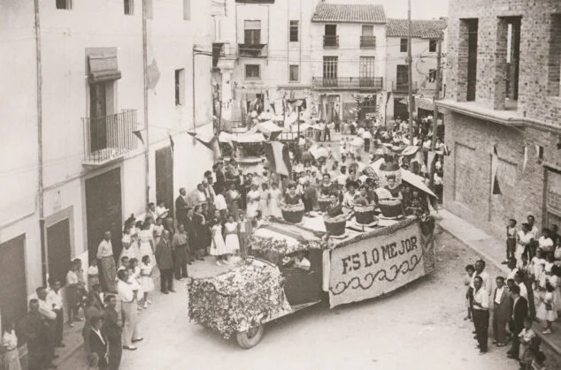 Imagen: Carrozas en las fiestas pegolinas de 1954 - Arxiu Municipal de Pego
