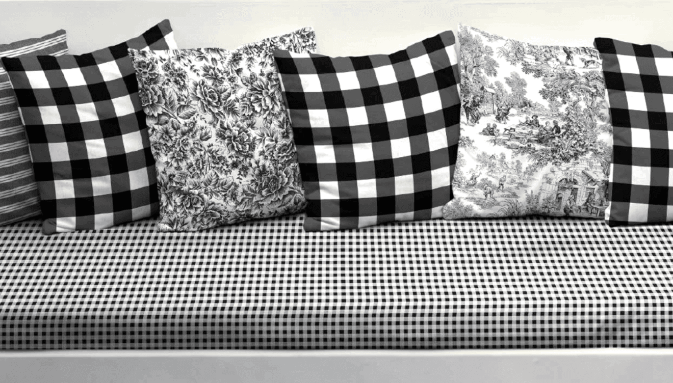 Cojines con distintos estampados florales, topos, vichy...