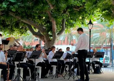 Concierto de música en el paseo Cervantes durante la Fira i Festes de Pego