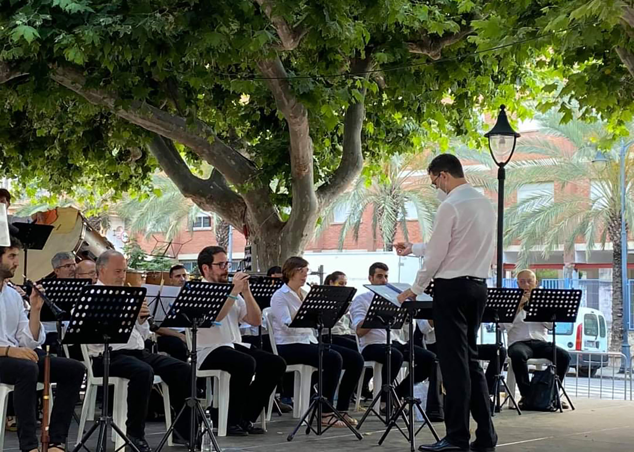 Concierto de música en el paseo Cervantes durante la Fira i Festes de Pego