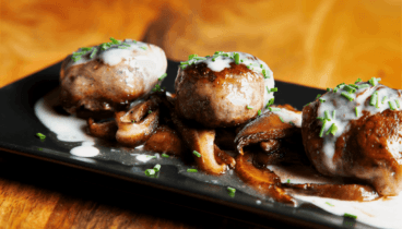 Deliciosos champiñones en salsa casera