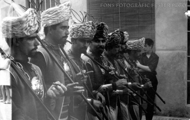 Imagen: Desfile de Moros y Cristianos en Pego 1967 - Fons fotogràfic fester de Pego