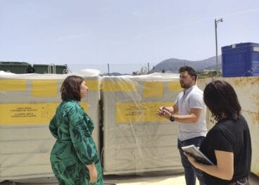 El regidor de Residuos Urbanos de Pego, Ricardo Sendra, con la representante de Ecoembes, Sonia Poveda