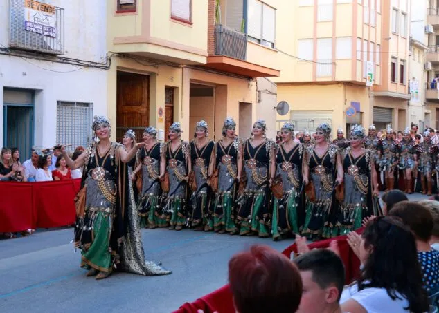 Renace la gran Entrada de Moros y Cristianos de Pego con un extenso desfile de filaes 1 Imagen: Entrada de Moros i Cristians el sábado de Fira en Pego