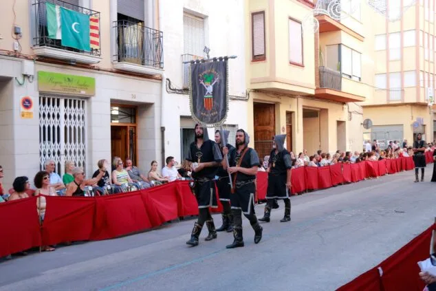 Renace la gran Entrada de Moros y Cristianos de Pego con un extenso desfile de filaes 11 entrada de moros i cristians en pego 10