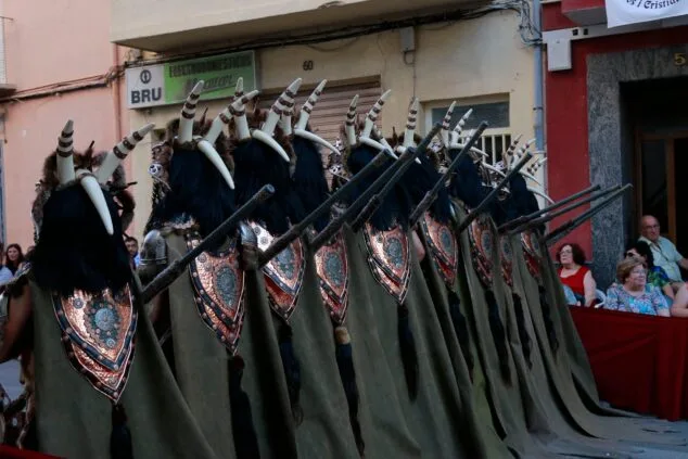 Renace la gran Entrada de Moros y Cristianos de Pego con un extenso desfile de filaes 30 entrada de moros i cristians en pego 30