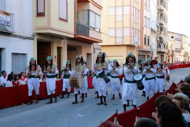 Renace la gran Entrada de Moros y Cristianos de Pego con un extenso desfile de filaes 33 entrada de moros i cristians en pego 33