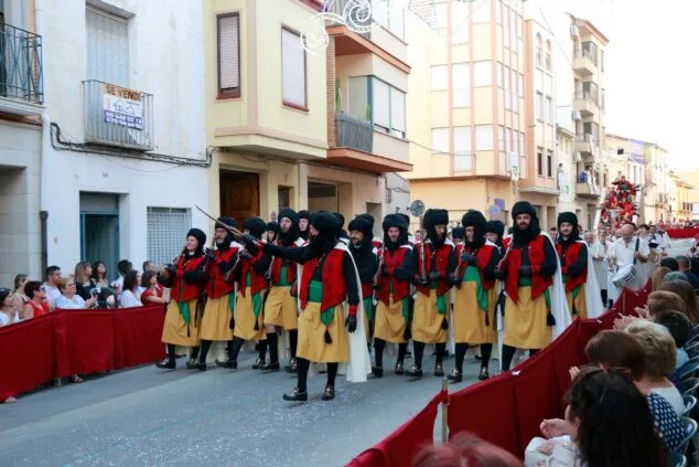 Renace la gran Entrada de Moros y Cristianos de Pego con un extenso desfile de filaes 45 entrada de moros i cristians en pego 45