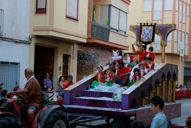 Renace la gran Entrada de Moros y Cristianos de Pego con un extenso desfile de filaes 51 entrada de moros i cristians en pego 51