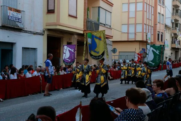 Renace la gran Entrada de Moros y Cristianos de Pego con un extenso desfile de filaes 53 entrada de moros i cristians en pego 53