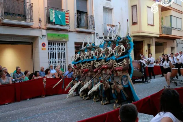 Renace la gran Entrada de Moros y Cristianos de Pego con un extenso desfile de filaes 56 entrada de moros i cristians en pego 56