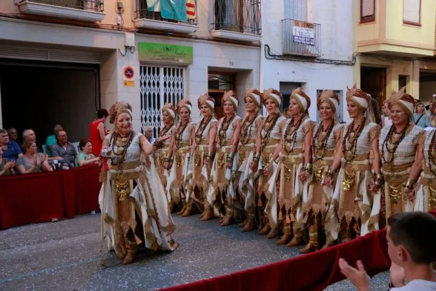 Renace la gran Entrada de Moros y Cristianos de Pego con un extenso desfile de filaes 58 entrada de moros i cristians en pego 58