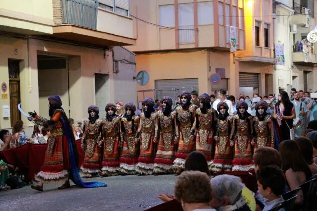 Renace la gran Entrada de Moros y Cristianos de Pego con un extenso desfile de filaes 61 entrada de moros i cristians en pego 61