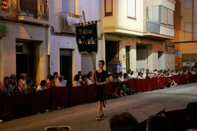 Renace la gran Entrada de Moros y Cristianos de Pego con un extenso desfile de filaes 65 entrada de moros i cristians en pego 65