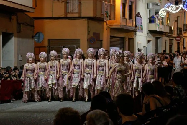 Renace la gran Entrada de Moros y Cristianos de Pego con un extenso desfile de filaes 66 entrada de moros i cristians en pego 66