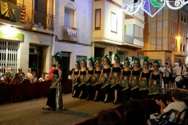 Renace la gran Entrada de Moros y Cristianos de Pego con un extenso desfile de filaes 74 entrada de moros i cristians en pego 74