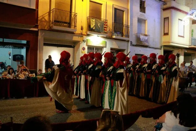 Renace la gran Entrada de Moros y Cristianos de Pego con un extenso desfile de filaes 75 entrada de moros i cristians en pego 75