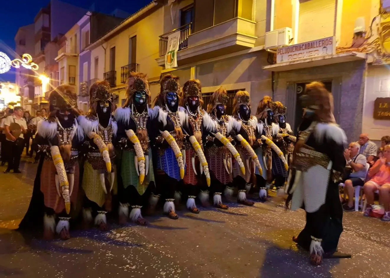 Escuadra de hombres en el desfile de Moros y cristianos de Pego