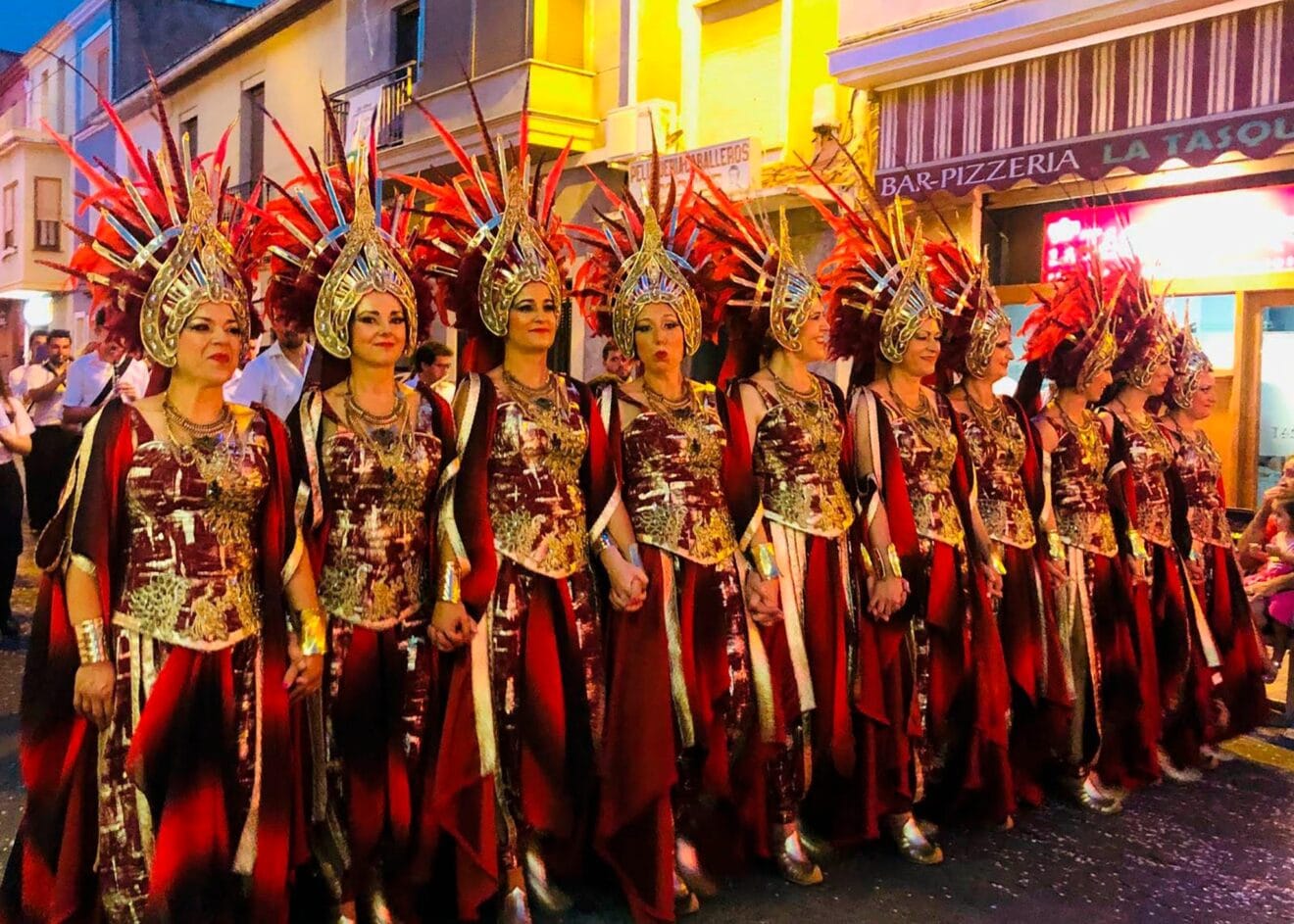 Escuadra de mujeres pegolinas en el desfile de Moros y Cristianos