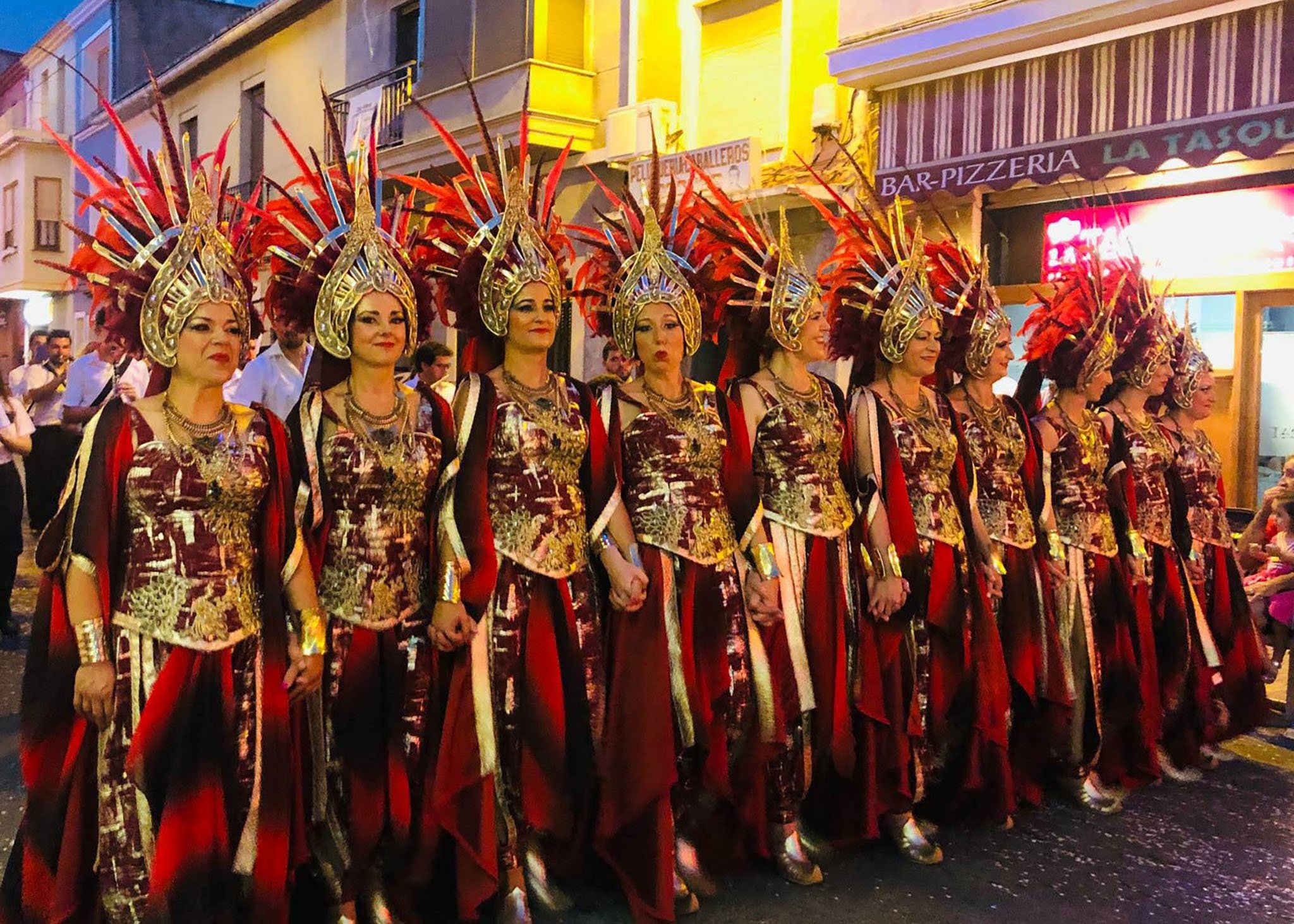 Escuadra de mujeres pegolinas en el desfile de Moros y Cristianos