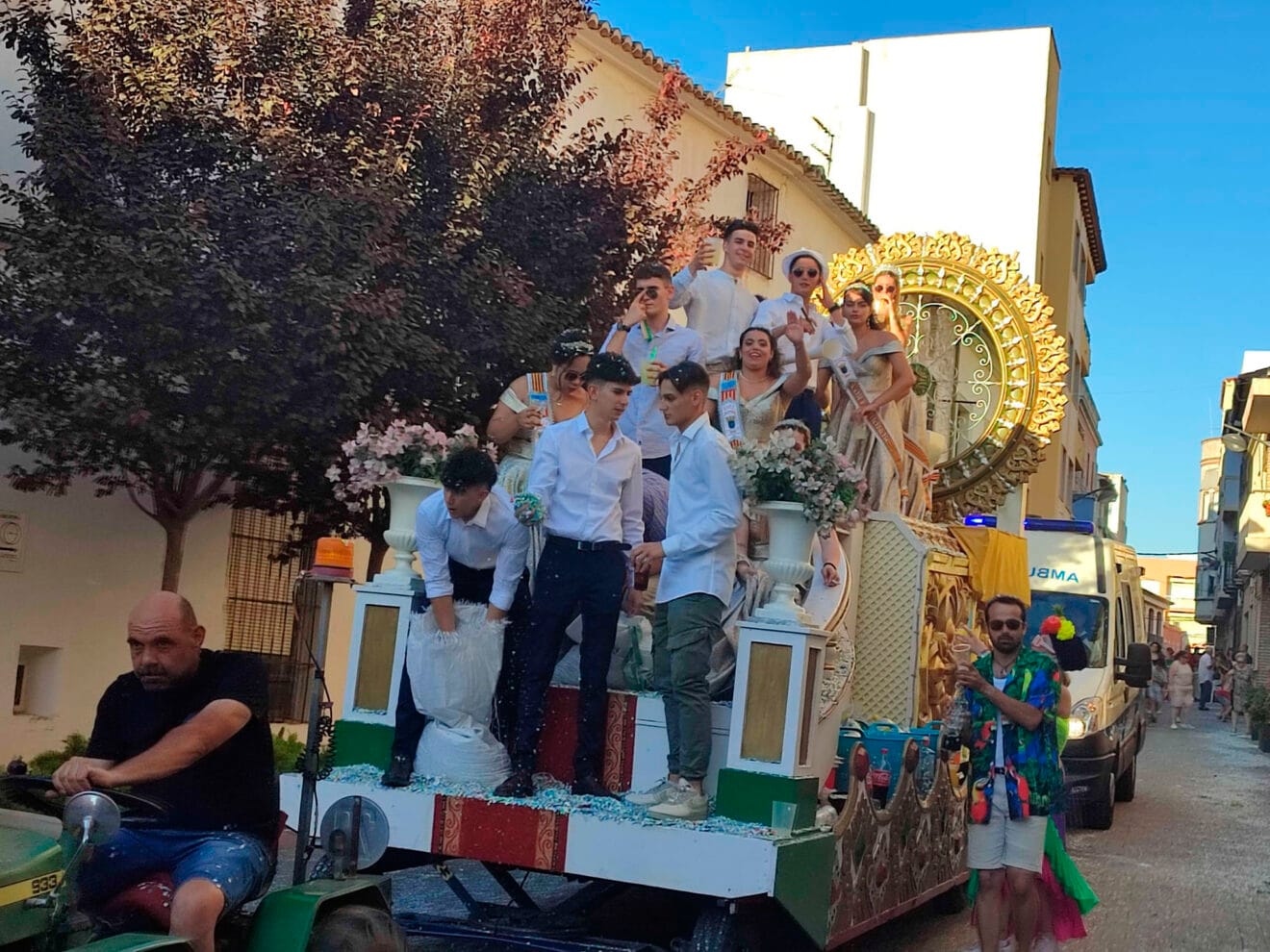 Festeros durante el desfile de carrozas, comparsas y cavalcadures en las fiestas de la Soledat de Ondara 2022