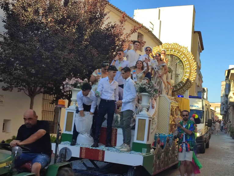 Festeros durante el desfile de carrozas, comparsas y cavalcadures en las fiestas de la Soledat de Ondara 2022