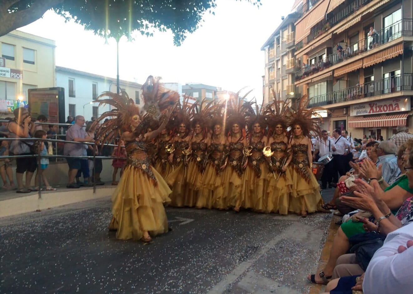 Filà mora y público en el gran desfile Moros y Cristianos de pegolí
