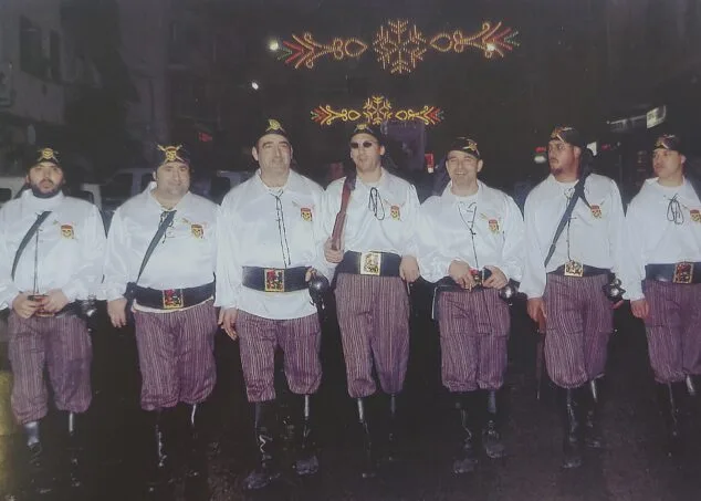 fila piratas en sus primeros desfiles