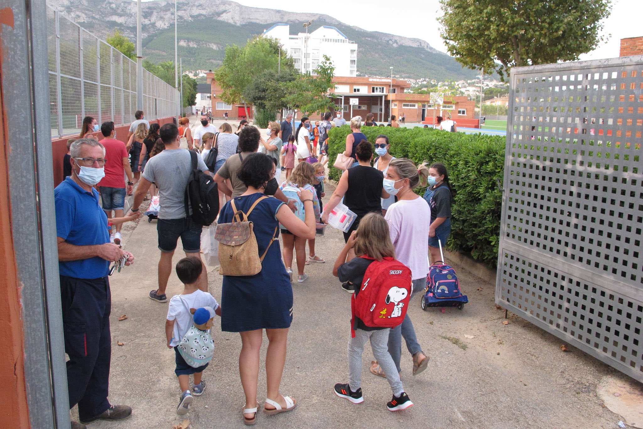 foto de archivo del primer dia del curso en el colegio pou de la muntanya de denia