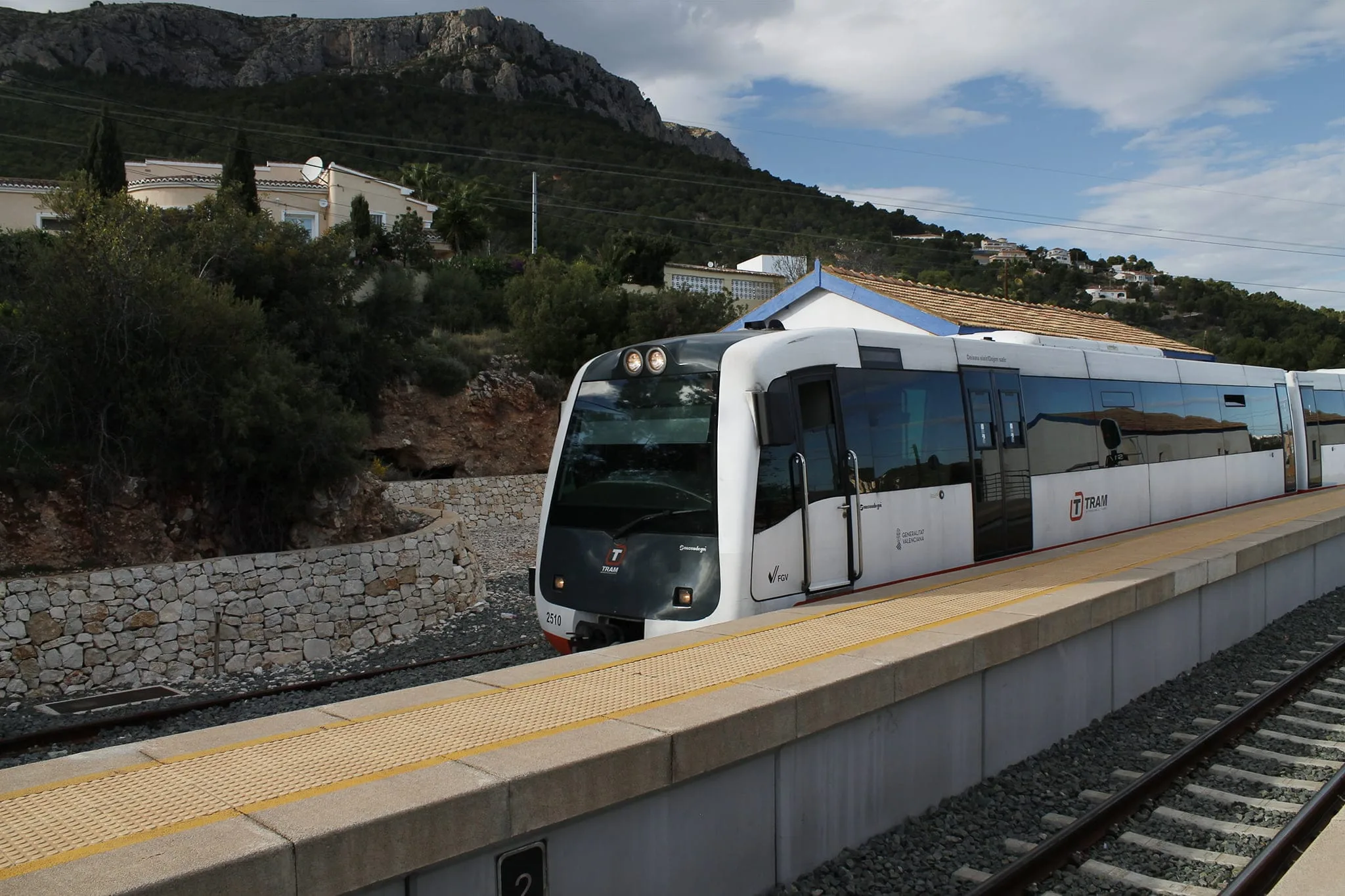 foto de archivo del tram metropolitano de alicante