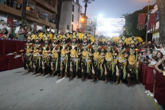 Así vivió Moraira su gran desfile de Moros y Cristianos 2022 1 Imagen: Gran desfile de Moros y Cristianos en Moraira - Ajuntament Teulada-Moraira