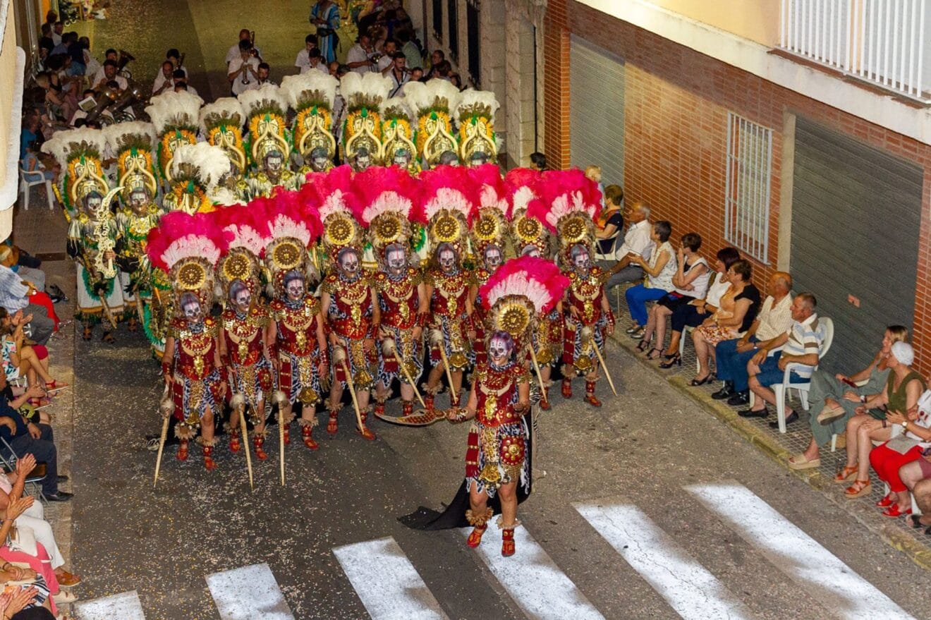 Gran desfile de Moros y Cristianos en Pego coordinado por la Junta