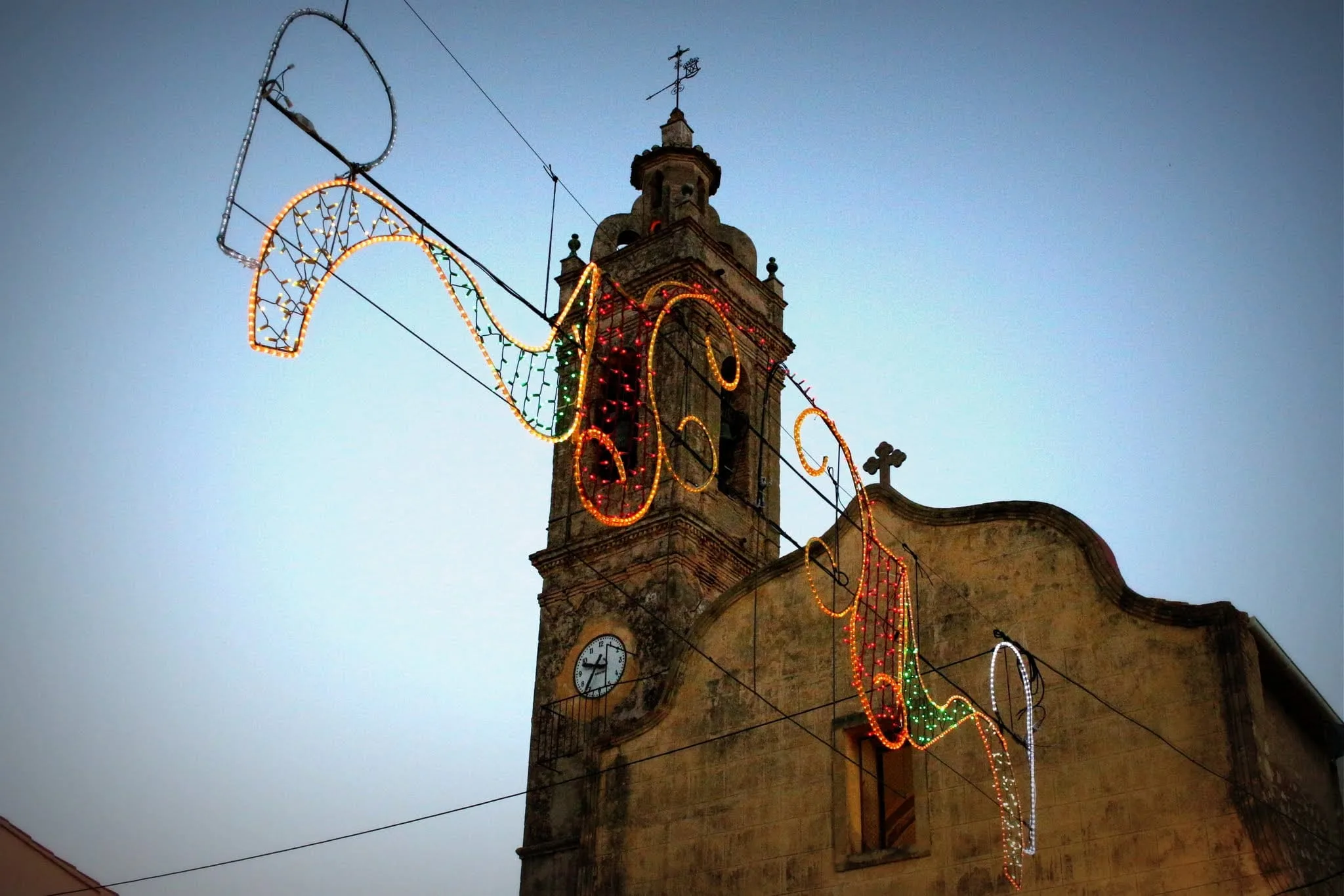 iglesia de alcalali con las luces de las fiestas
