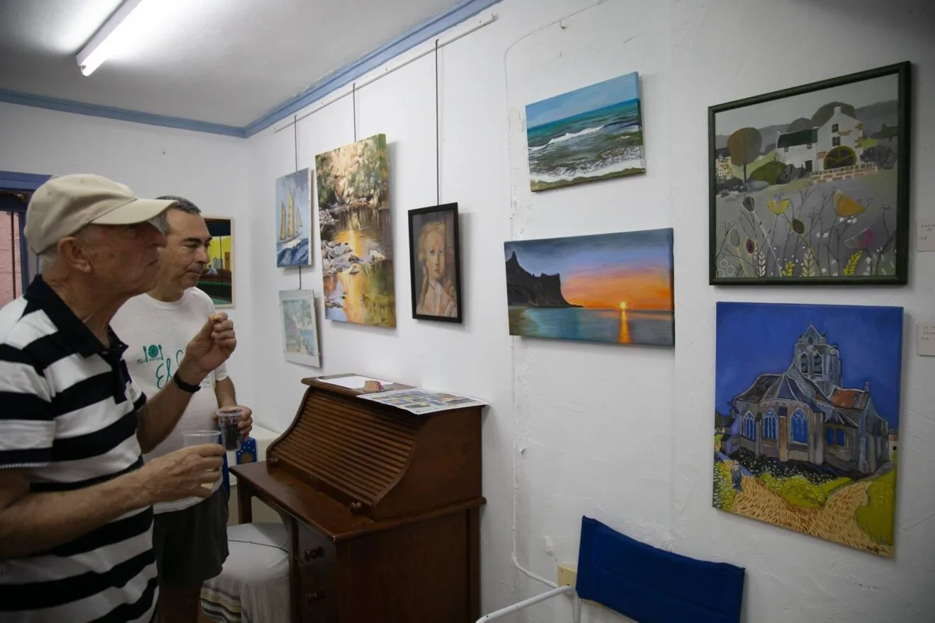 Inauguración de la exposición de pintura de los alumnos de Ginés Salvà en las fiestas de 2018 - Ajuntament de Teulada-Moraira
