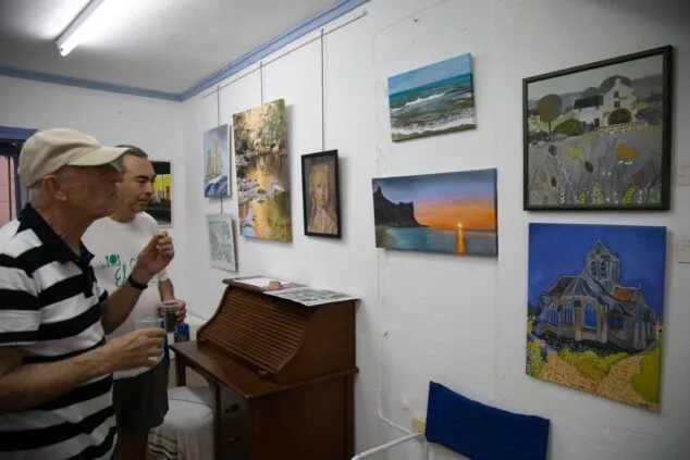 Imagen: Inauguración de la exposición de pintura de los alumnos de Ginés Salvà en las fiestas de 2018 - Ajuntament de Teulada-Moraira