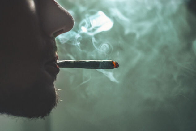 Imagen: Joven consumiendo un cigarro de marihuana