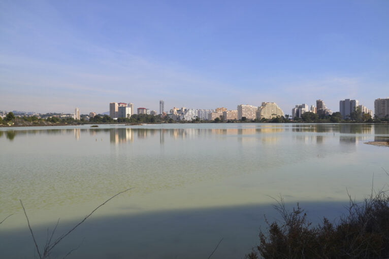 Las Salinas de Calp y de fondo dónde se ubicaría el gran edificio Colossus