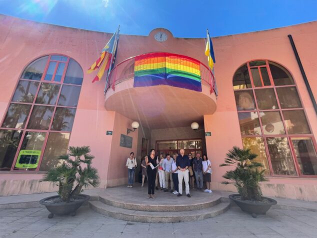 Imagen: Lectura del manifiesto en el Día Internacional del Orgullo LGTBIQ+ en Teulada-Moraira