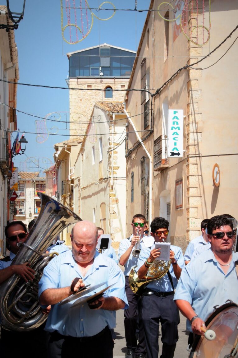 Música en las calles de Alcalalí durante los festejos de junio de 2019