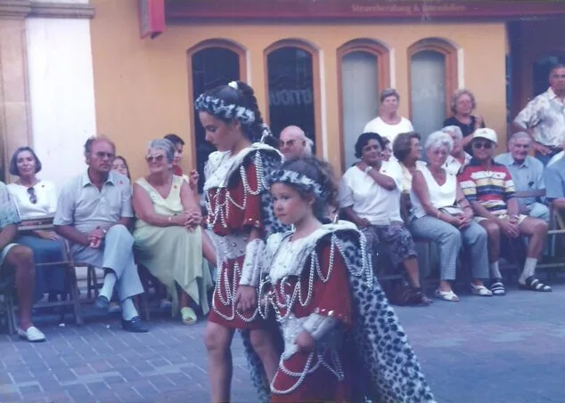 ninas y publico en el desfile de gala en la decada de los 1990 antonio ivars valles
