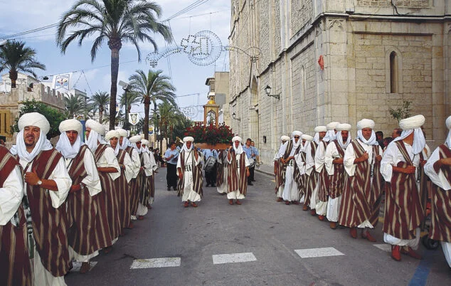 Imagen: Ofrenda de flores en honor a Sant Pere Apòstol en las fiestas de Benissa de 2003