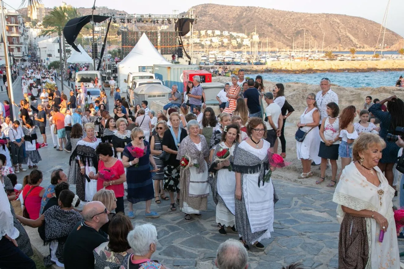 Ofrenda de flores junto al castillo de Moraira en las fiestas de 2018 - Ajuntament de Teulada-Moraira