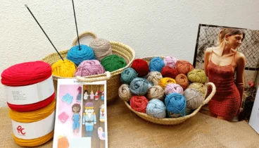 Ovillos de algodón de muchos colores para hacer ganchillo