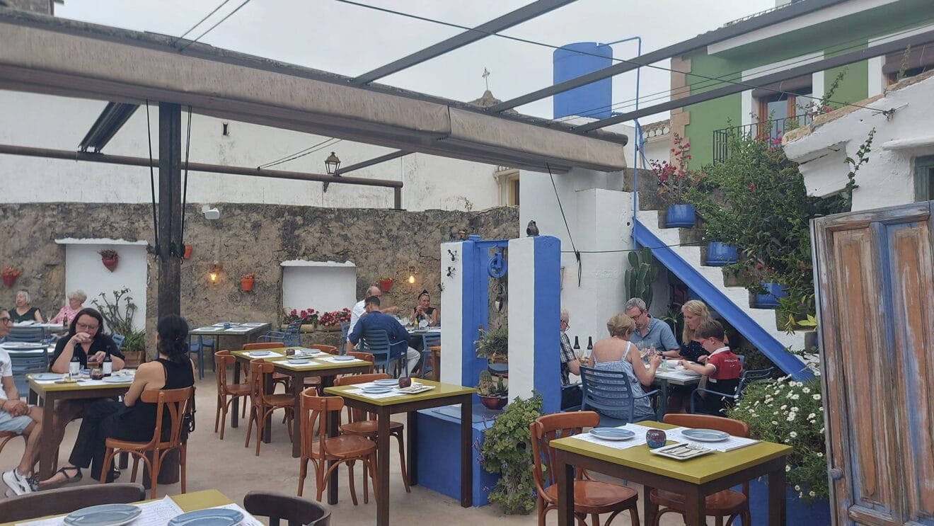 Patio interior del local sin cobertura en Jesús Pobre