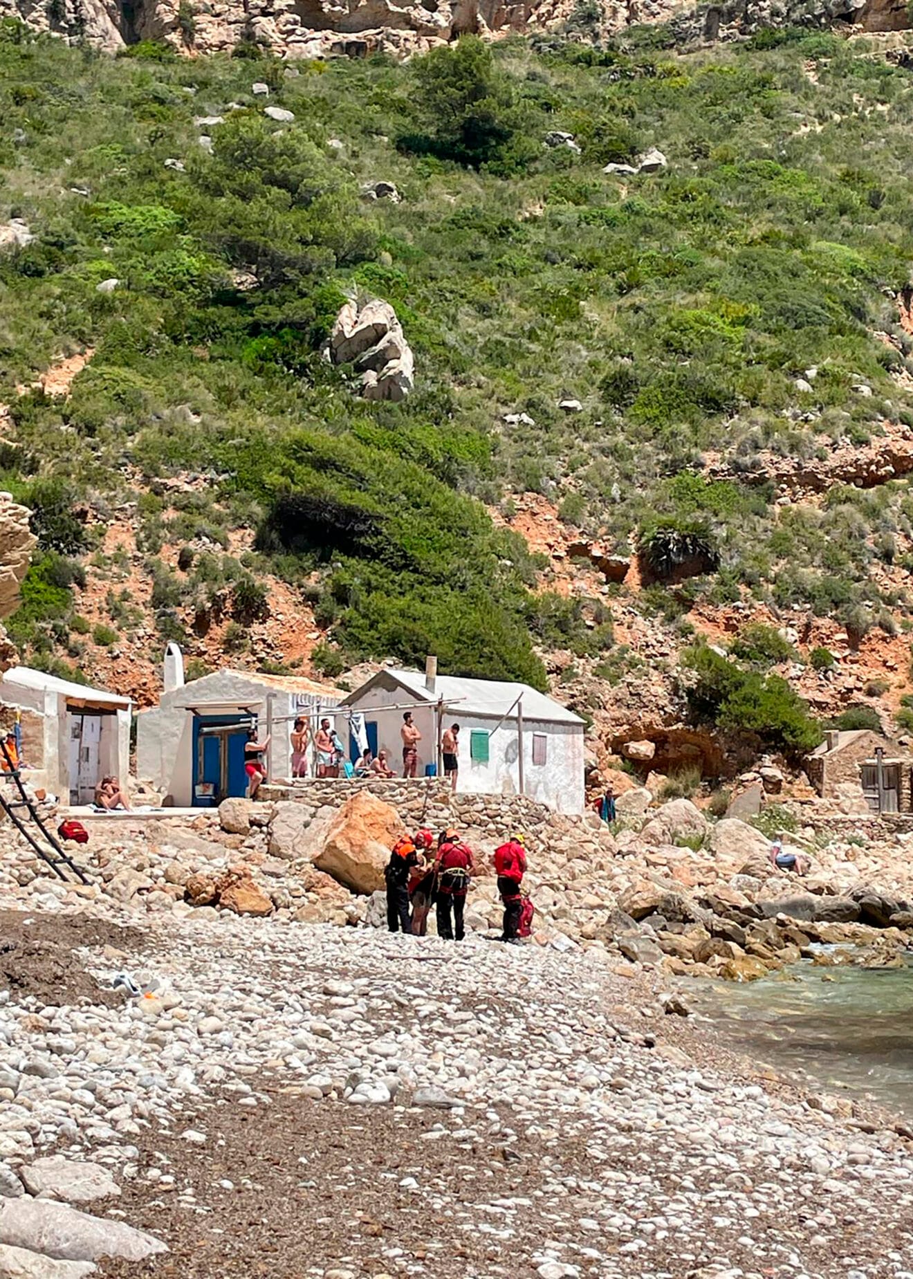 Personal de rescate asistiendo a la persona en la cala