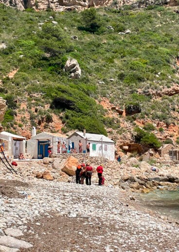 Personal de rescate asistiendo a la persona en la cala