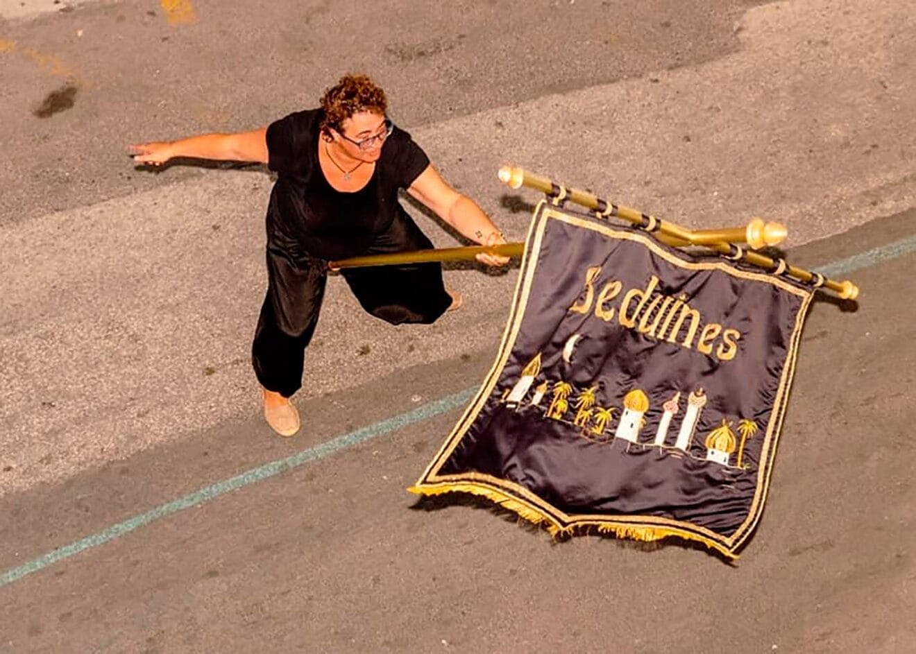 Portabanderines de la filà Beduines en el desfile de Moros y Cristianos